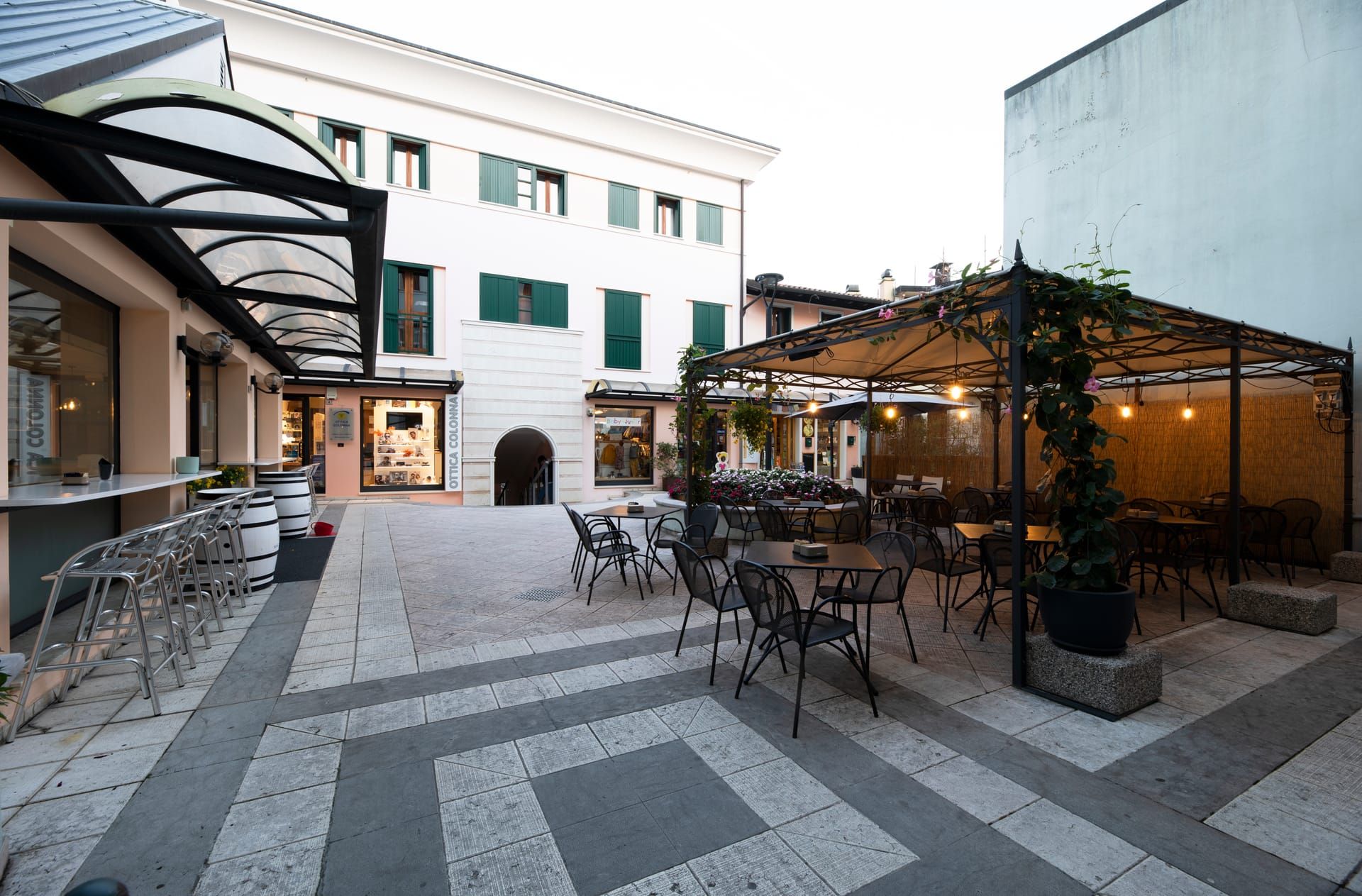 La corte di The Garden Bistro